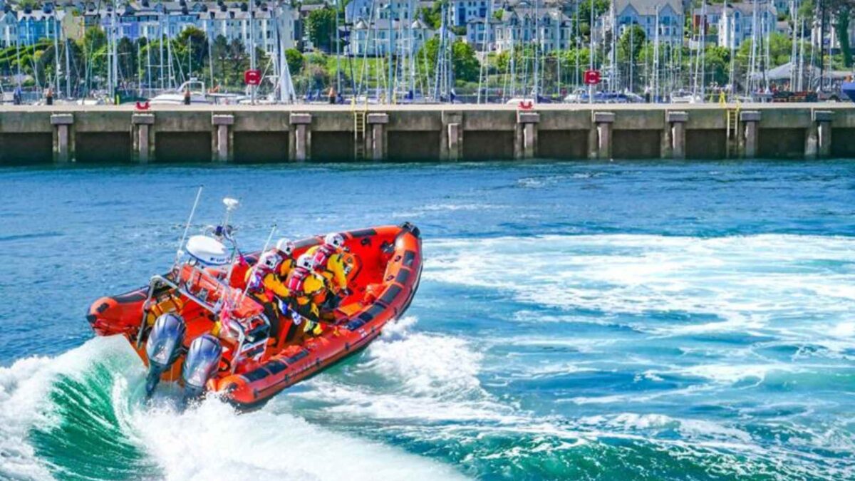 Bangor RNLI crew tows stricken yacht to safety