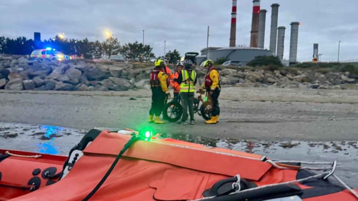 Dun-Laoghaire-RNLI-delivering-rescued-cyclist-into-the-care-of-Coast-Guard-unit-at-Sandymount-Strand-1200x675 Seven rescues in seven days for Dún Laoghaire RNLI