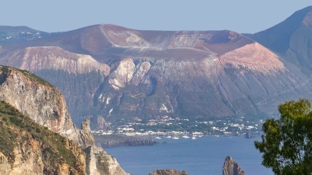 Vulcano-volcano-in-Sicily-Italy-1200x675 3D model could aid volcanic eruption planning