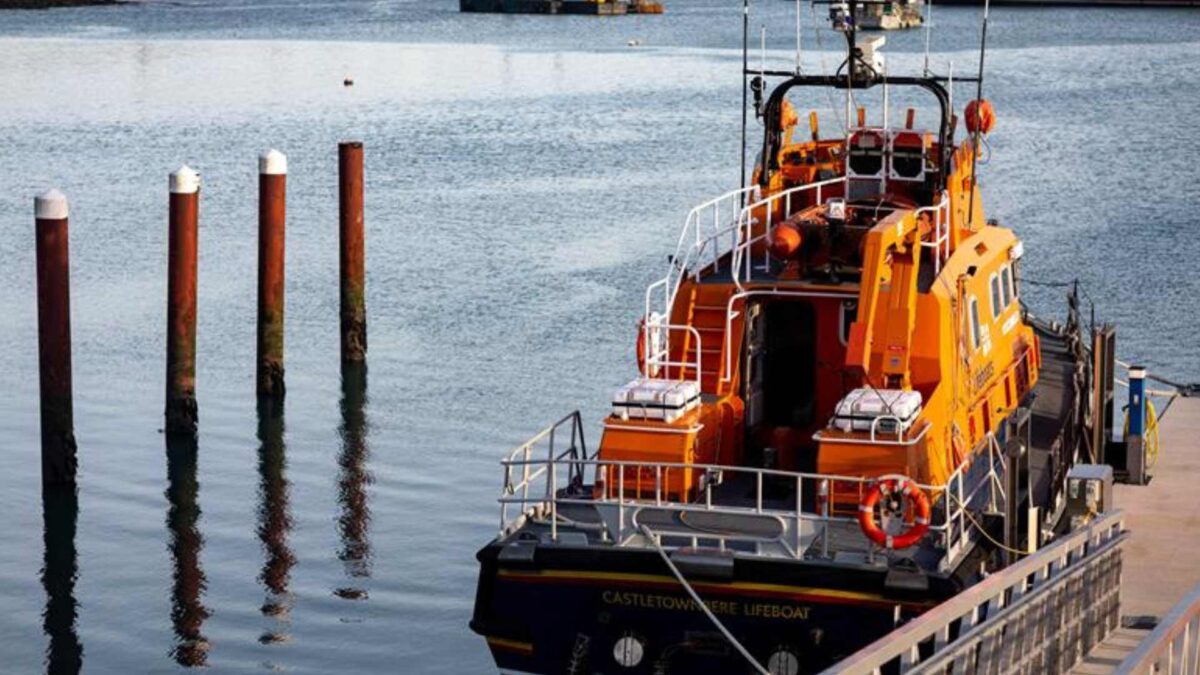 Four rescued as trawler sinks in Castletownbere Harbour