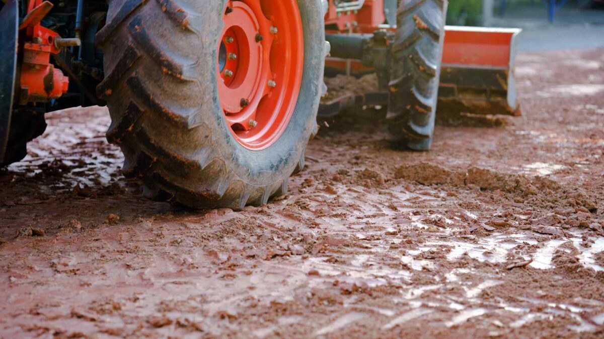 Tractor-muddy-field-1200x675 Fields Drying Fast as Soil Temps Stay High
