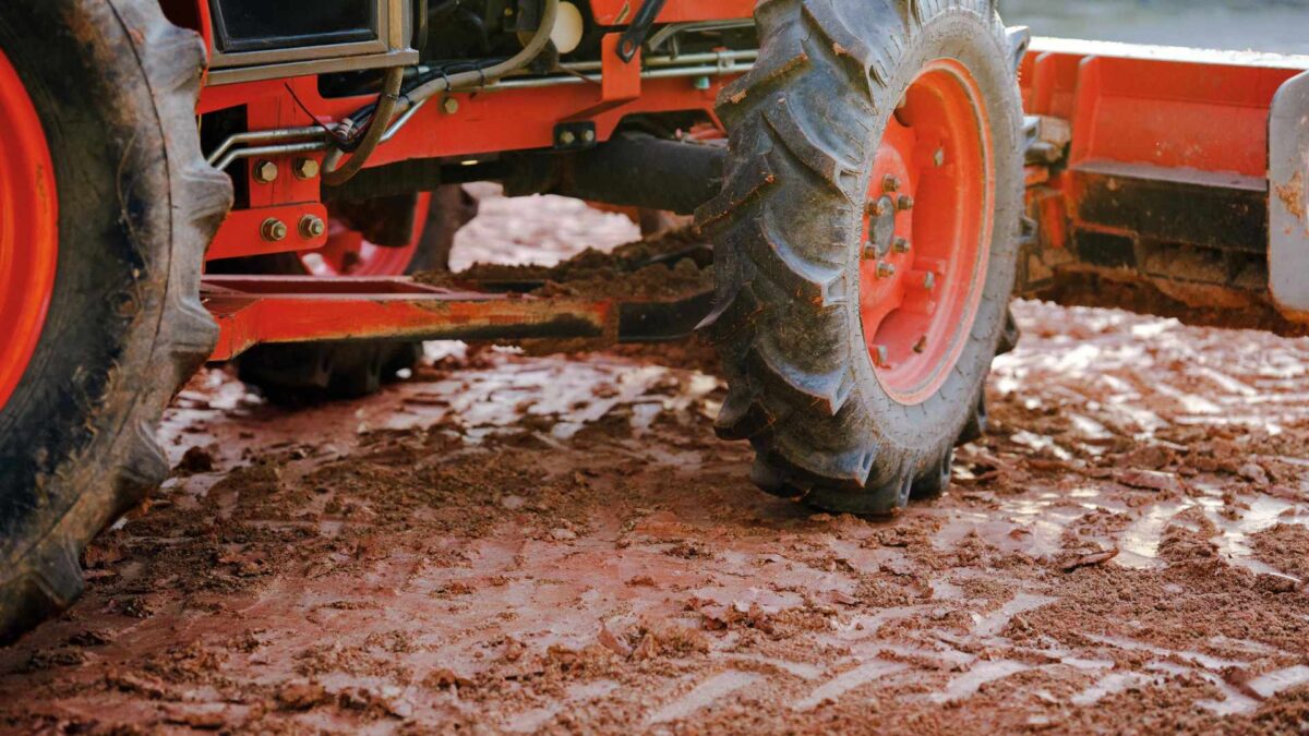 Tractor-undertaking-field-work-1200x675 Wet week ahead leaves few opportunities for field work