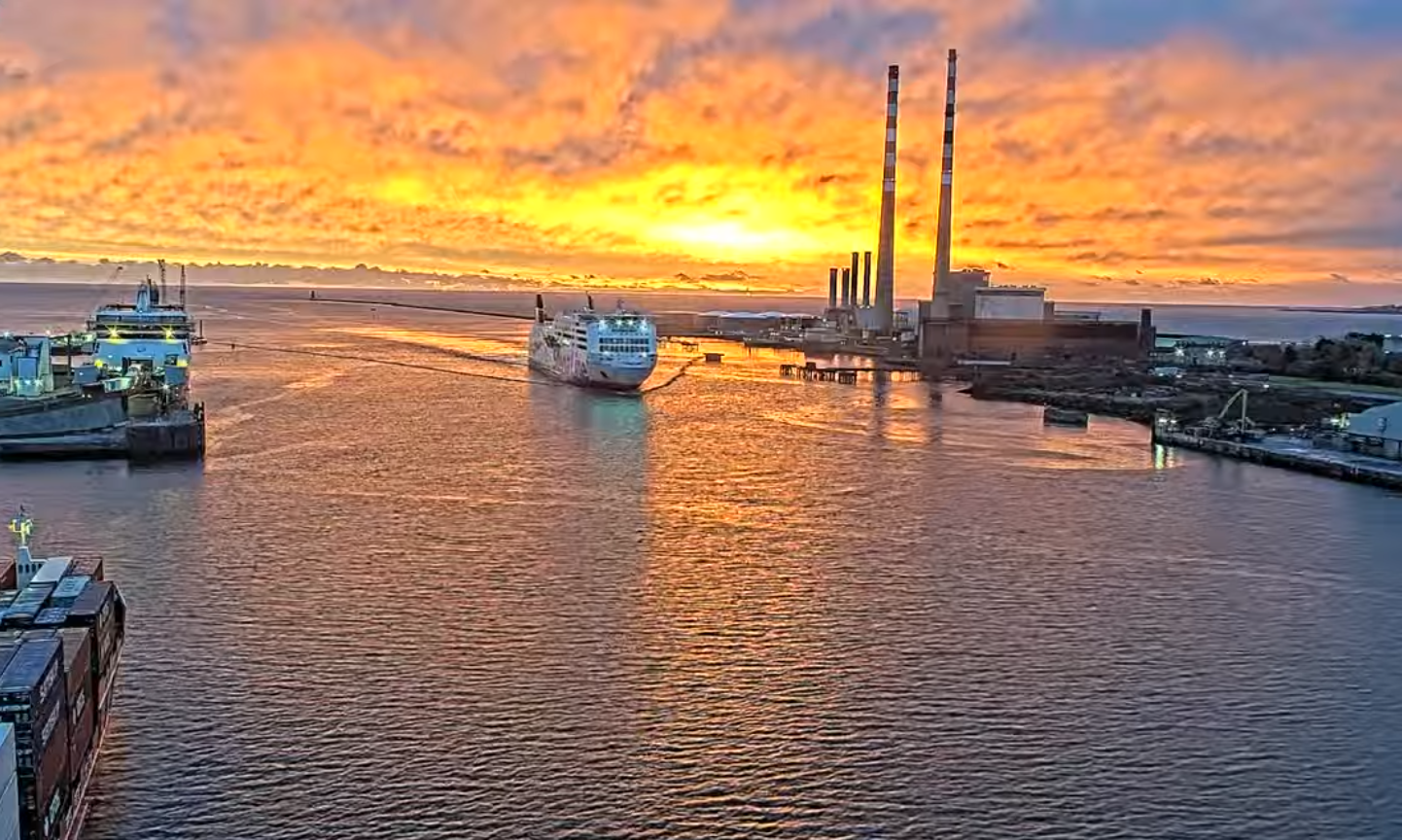 Red dawn proves a fair-weather warning for Dublin 17 Sunrise in Dublin on 30 October 2025