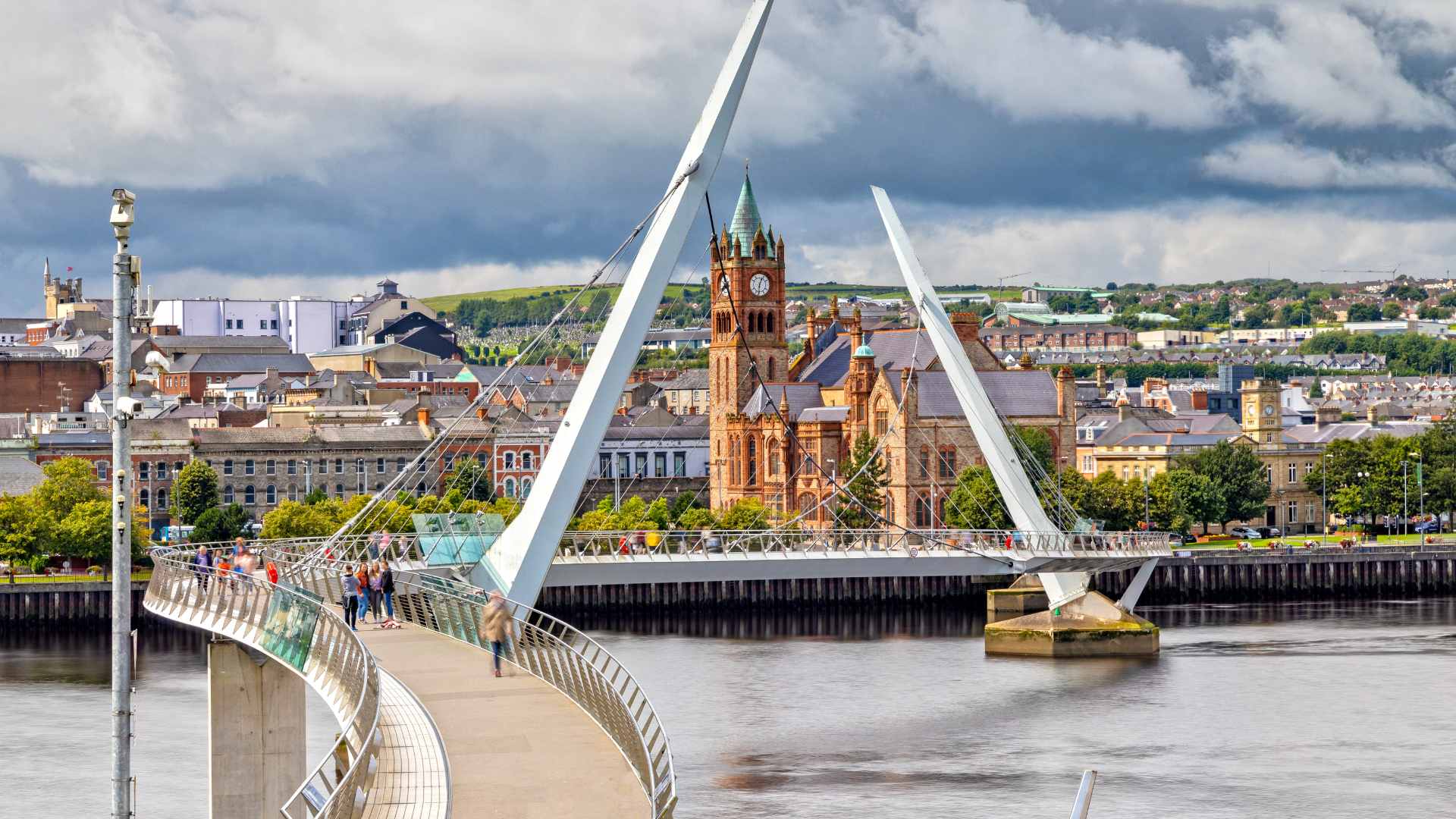 Northern Ireland meets legal air quality limits but fails WHO targets 17 Derry